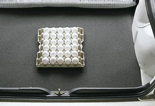 Anti-slip and dirt-trapping mat