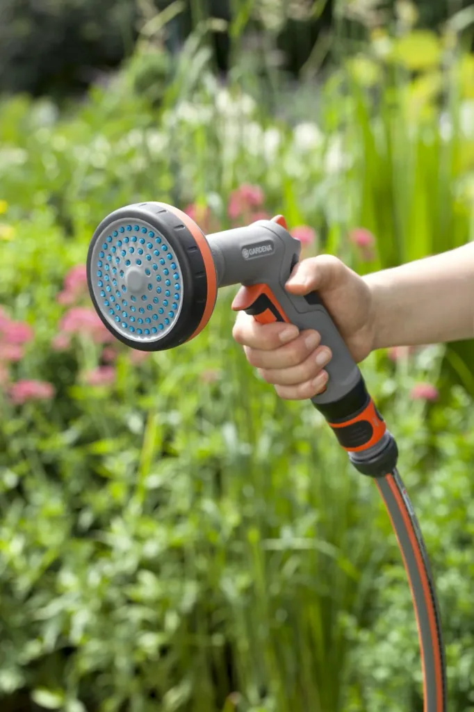 Comfort shower for flowerbeds, impulse trigger with locking function