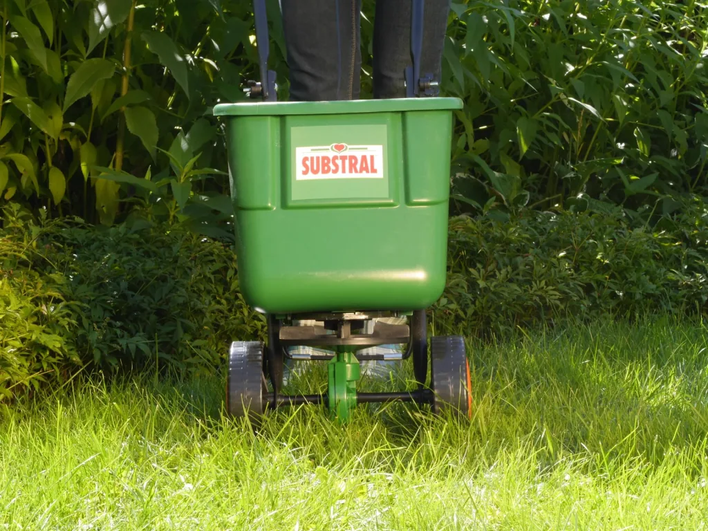 Lawn fertilizer with weed killer 2 kg