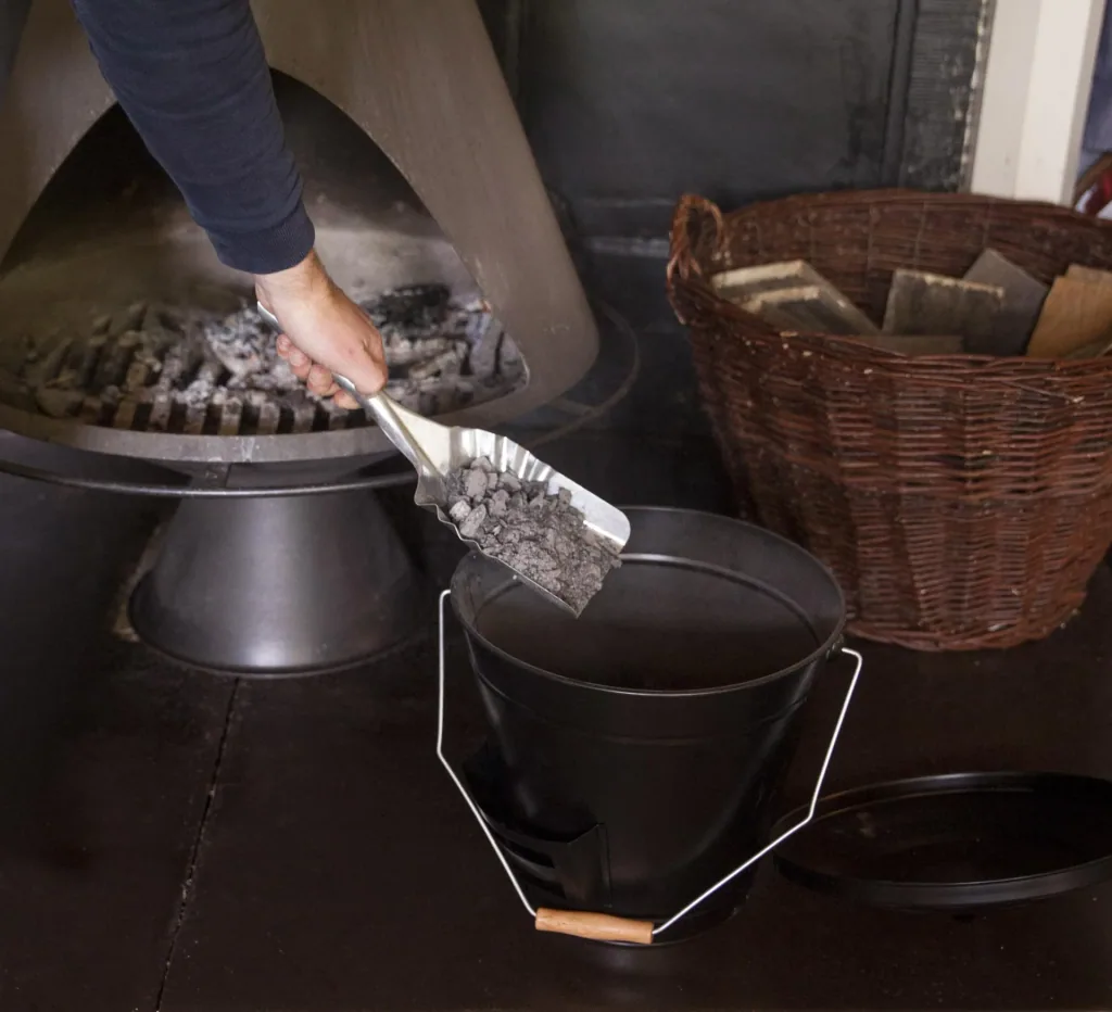 Ash bucket with shovel