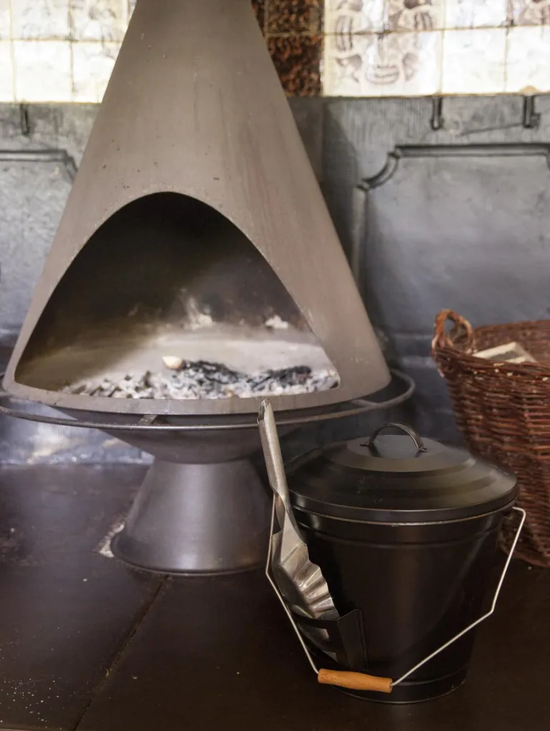Ash bucket with shovel