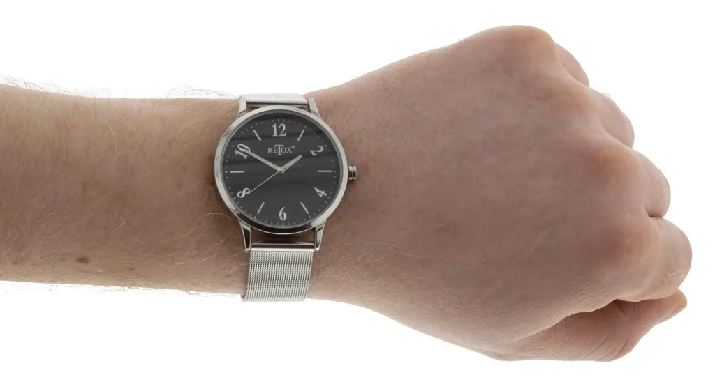 Unisex wristwatch with quartz movement