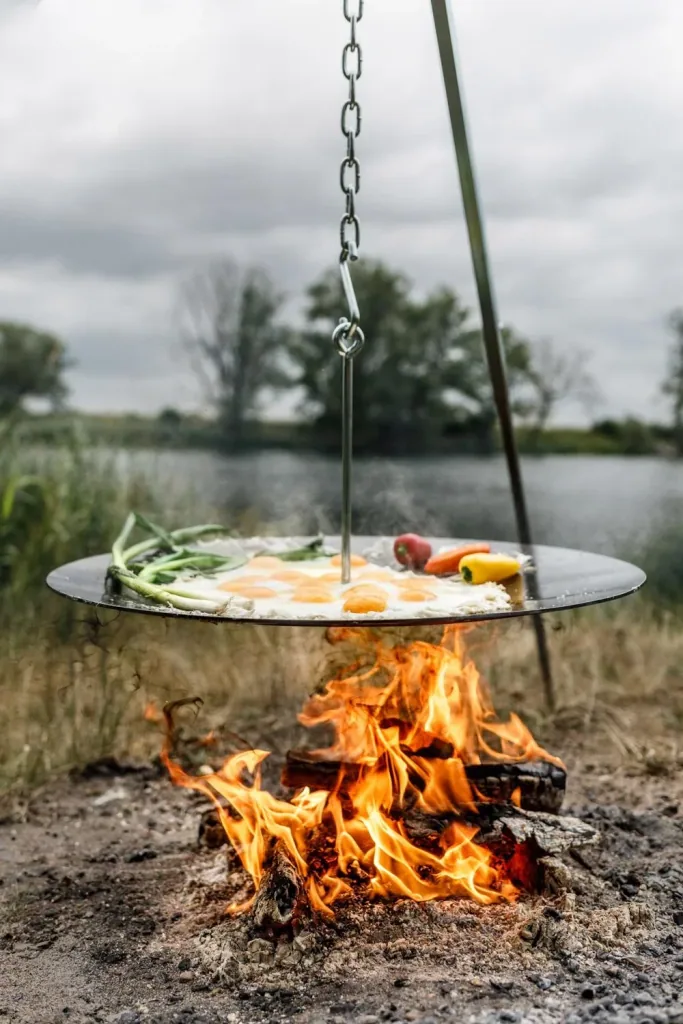 Hanging fire bowl for tripod