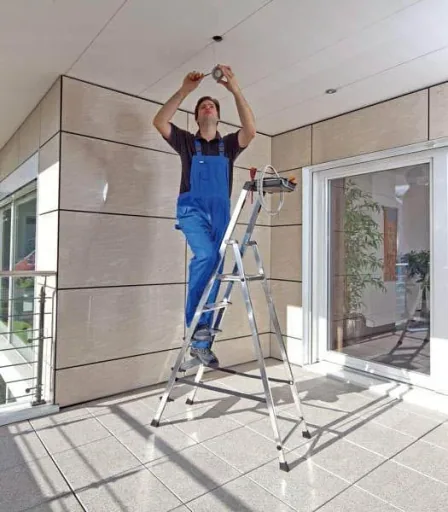 Secury stepladder with 4 steps and storage