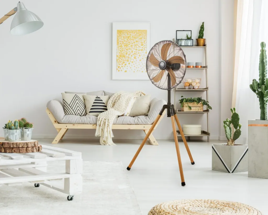 Pedestal fan in wood look
