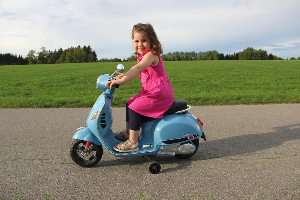 Ride-on Vespa for children, 12 Volt, blue
