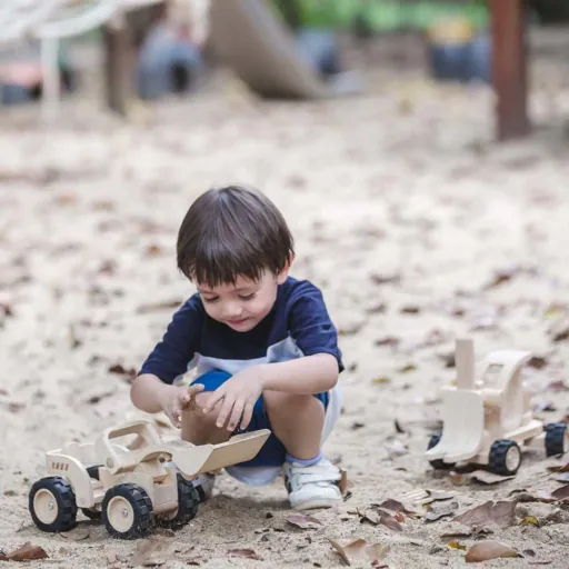 Drewniana koparka dla dzieci marki Plan Toys Bagger