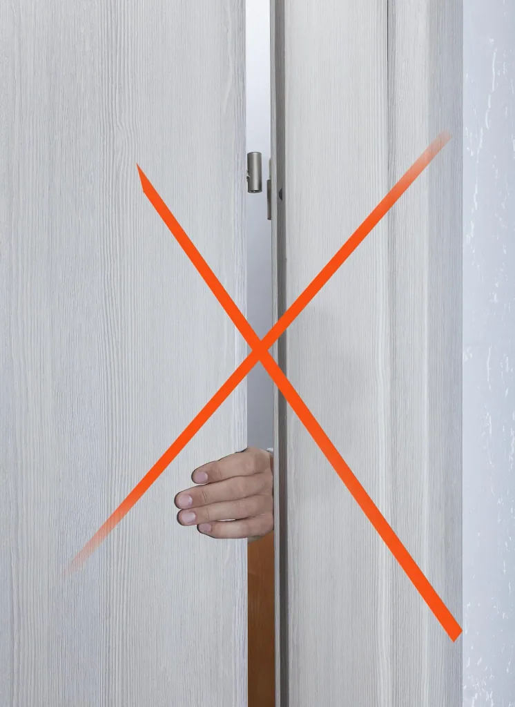 Universal lifting handle for doors, panels and other flat objects