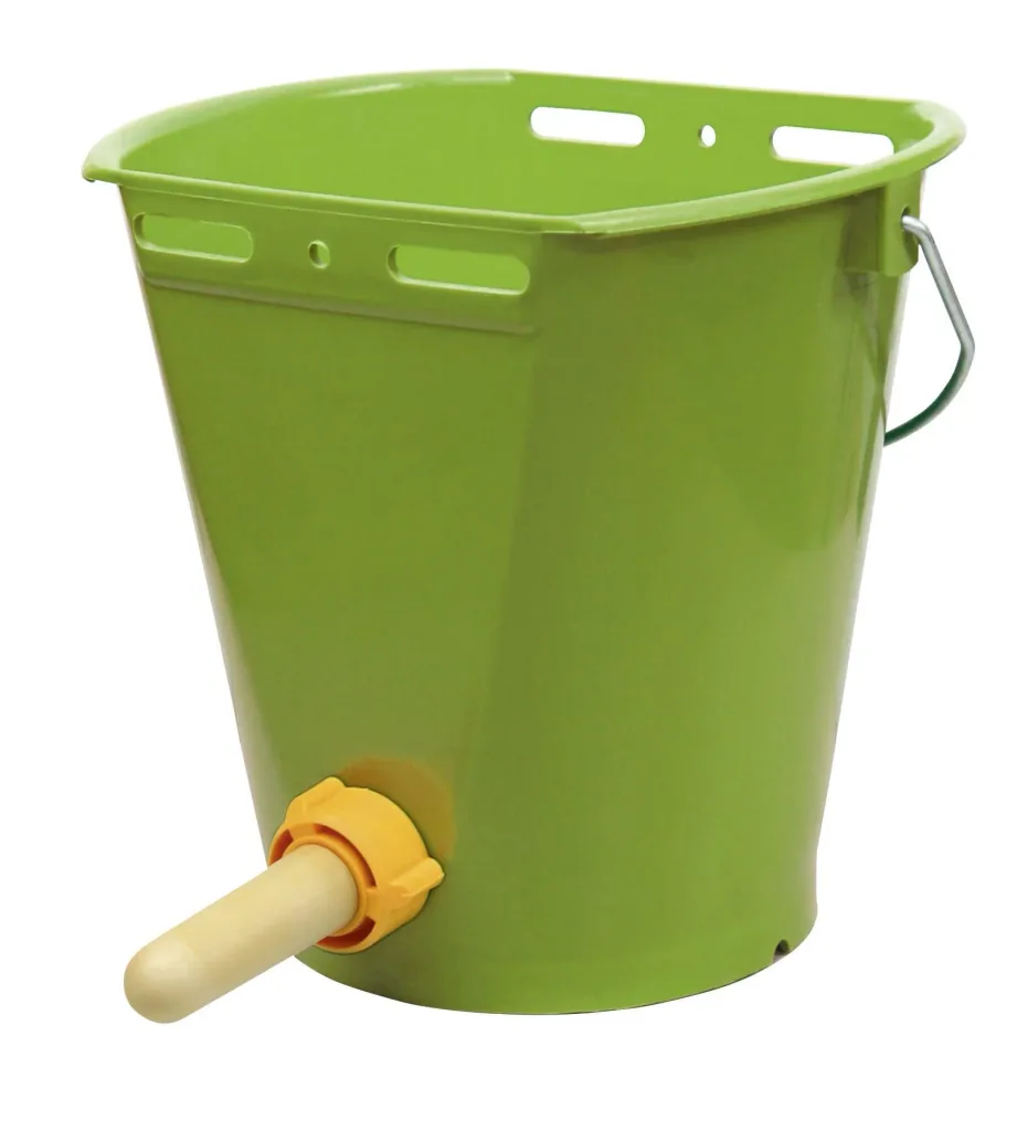 Hygiene drinking bucket with folding valve for calves